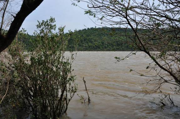O rio Uruguai transbordando, com suas águas passando sobre o Salto Yucumã, na fronteira entre Brasil e Argentina, no município de Derrubadas, no Rio Grande do Sul